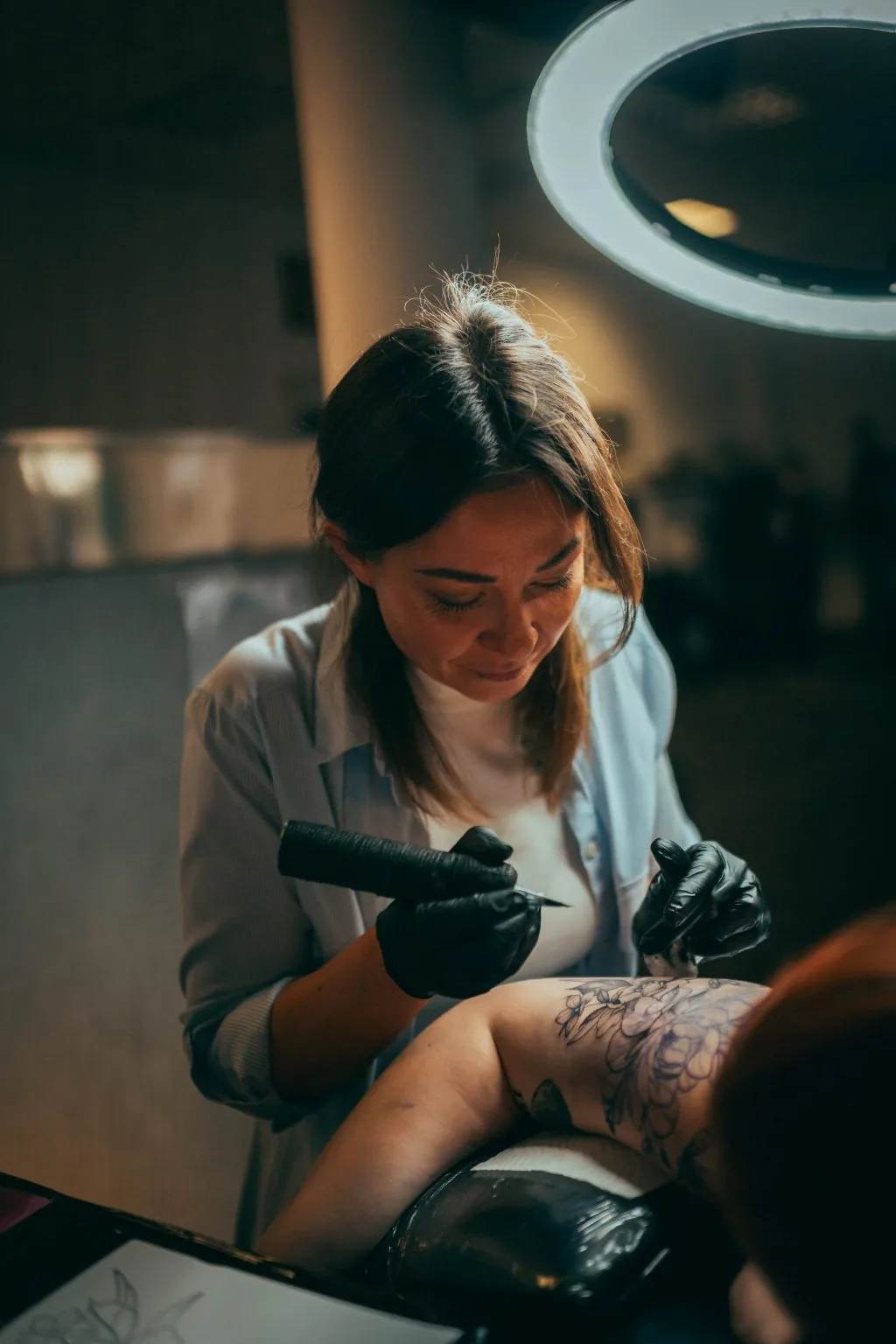 Tätowiererin Elly mit Ringlicht