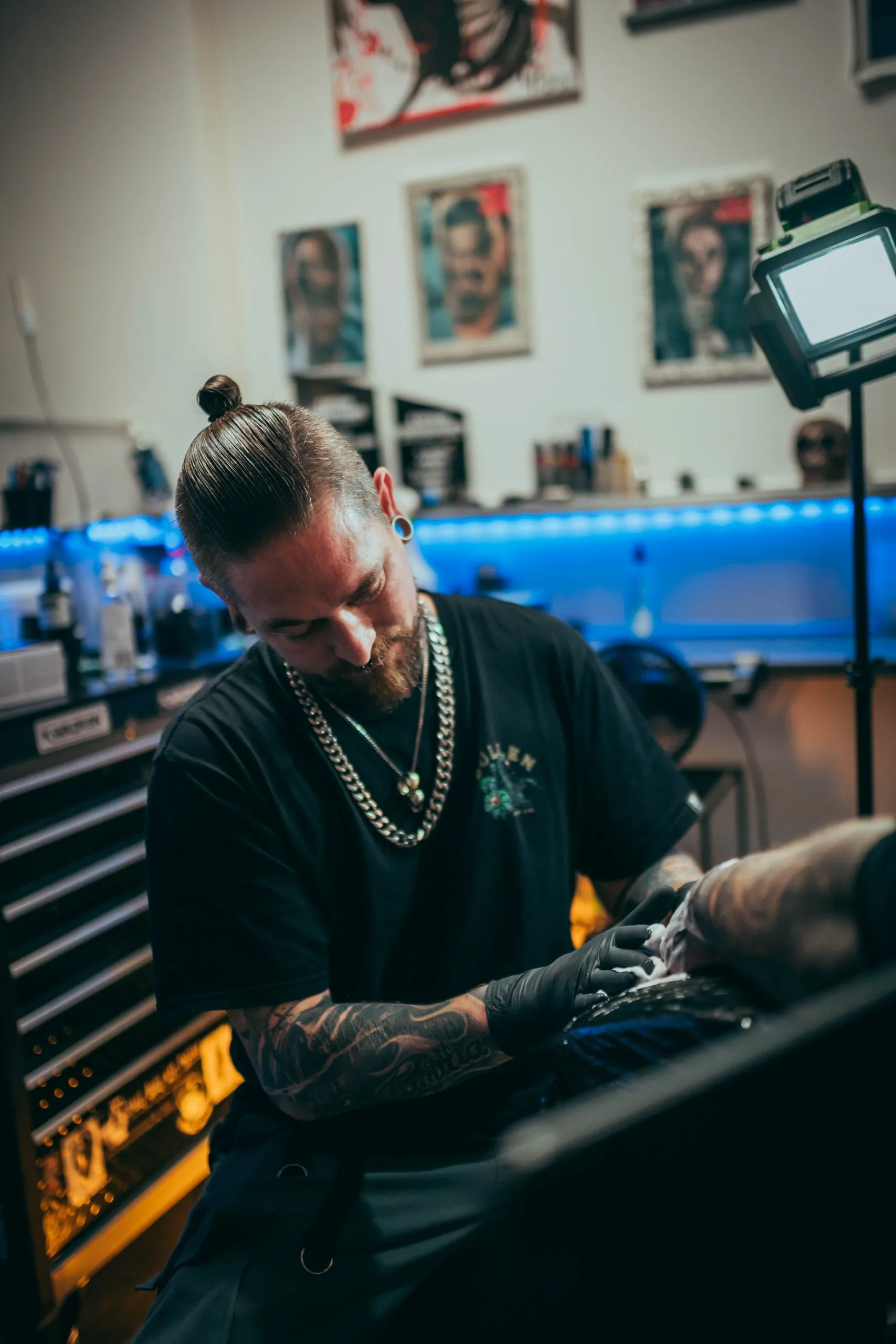 Tätowierer im Studio Crazybodyart, Buchen